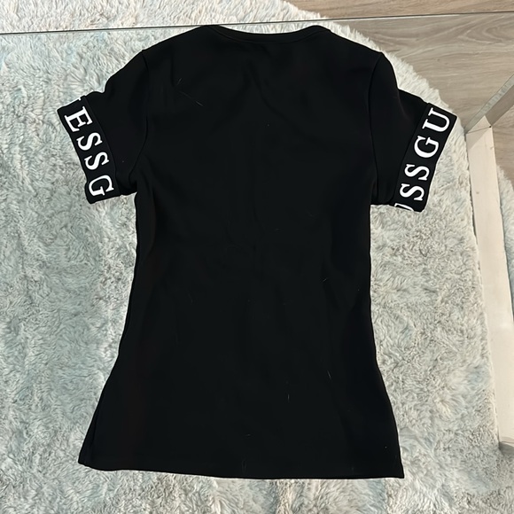 Black Guess T-Shirt with Elastic Guess Sleeves - Picture 3 of 3